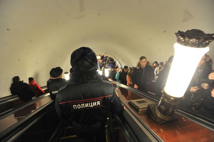 Детали к некоторым вагонам поездов московского метро приматывают проволокой