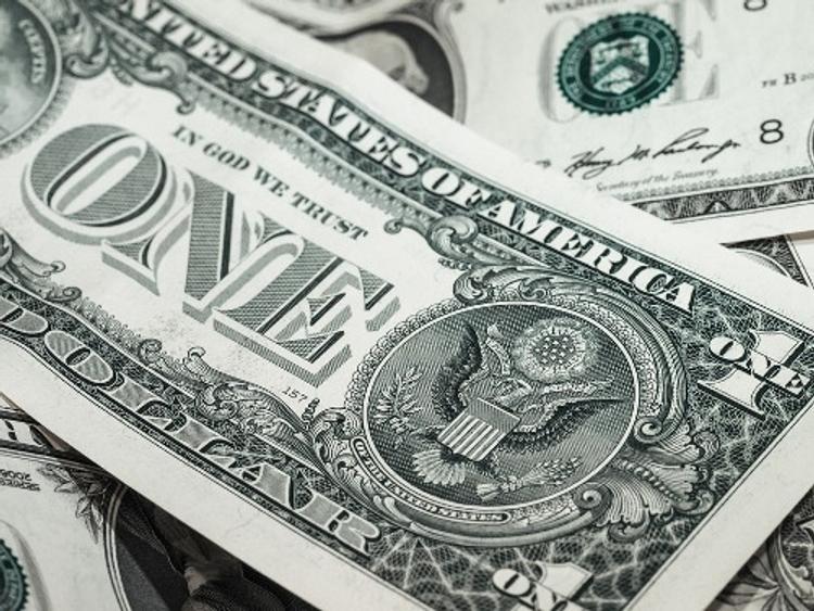 Доллар впервые за полтора года опустился ниже 58 рублей