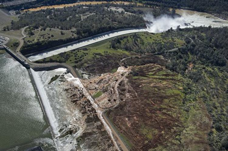 Плотина в Калифорнии разрушается и ее "бомбят" камнями с вертолетов (ВИДЕО)