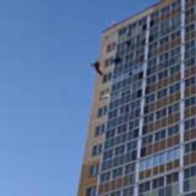 Челябинец выбросился с балкона 18-этажки