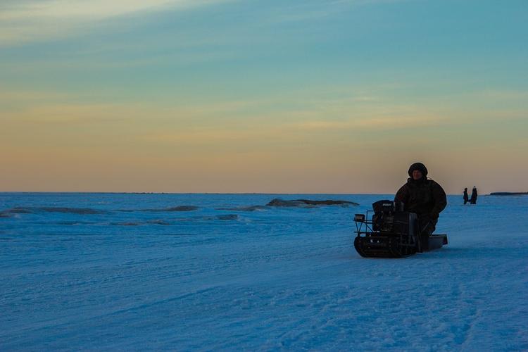 Врачи на Чукотке не пошли за умирающим на льду рыбаком - боялись замерзнуть
