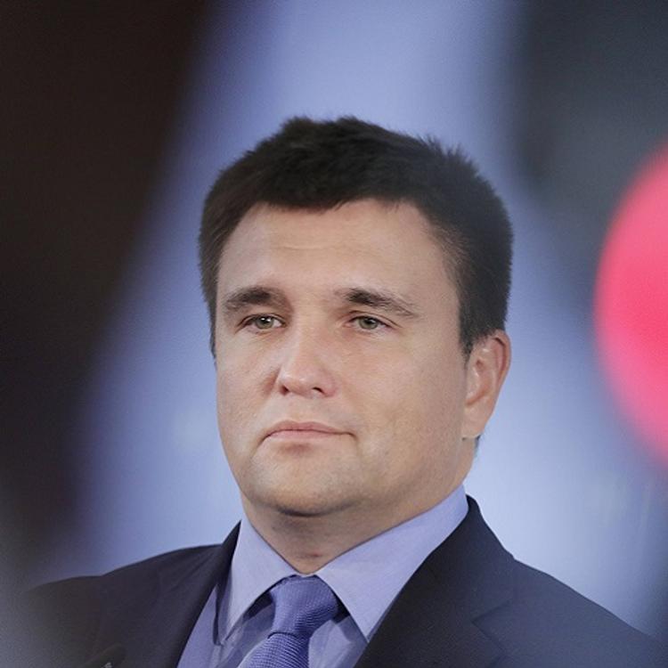 “Отжал у Саакашвили”: над главой МИД Украины посмеялись в соцсетях из-за костюма (ФОТО)