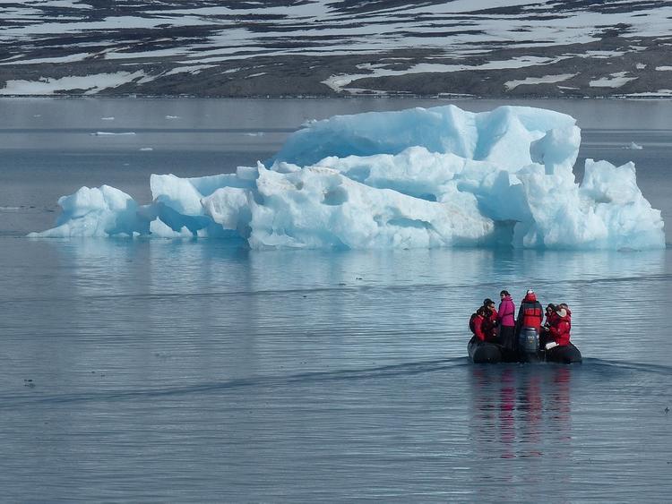 Двадцать рыбаков унесло на льдине в море на Сахалине
