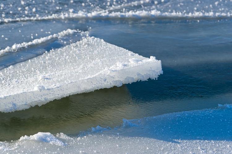Рыбаков спасли с отколовшейся льдины на Сахалине