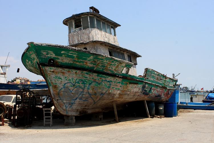 Рыболовецкий сейнер горит в Охотском море