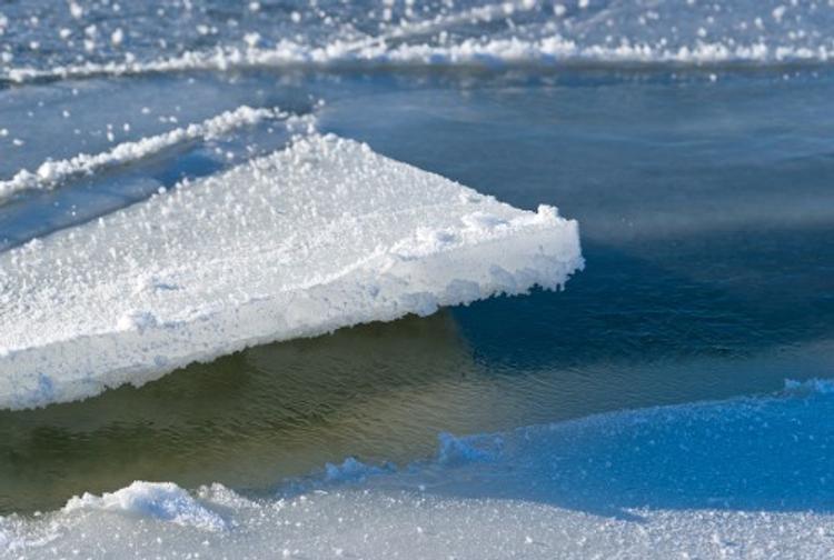 В Свердловской области 23 рыбака оказались на отколовшейся льдине