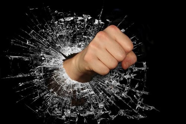 В США водитель разбил автохаму стекло ударом руки (ВИДЕО)