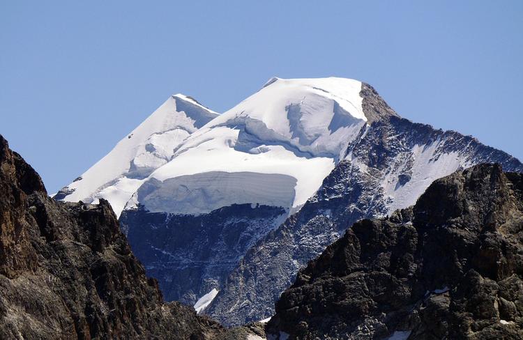 Мощная лавина сошла во французских Альпах, под снегом множество людей