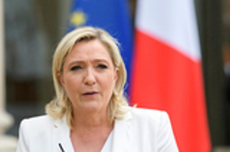 Еврокомиссар в ужасе от возможности победы Ле Пен