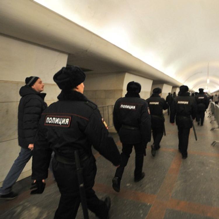 В московском метро парень и девушки избили полицейского
