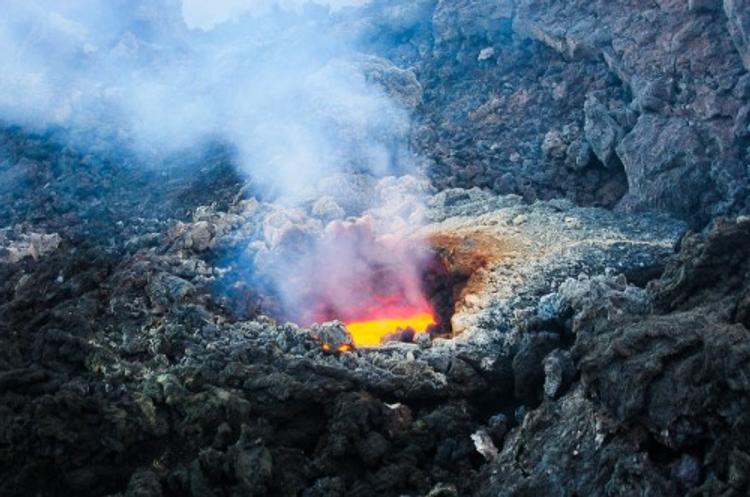 Лава вулкана Этна накрыла съемочную группу "Би-би-си" (ВИДЕО)
