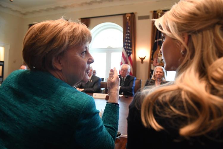 Меркель одарила Иванку Трамп недоуменным взглядом и развеселила соцсети (ФОТО)
