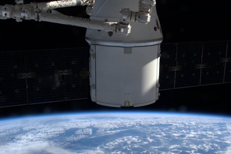 "Космический грузовик" Dragon везет с МКС результаты научных экспериментов