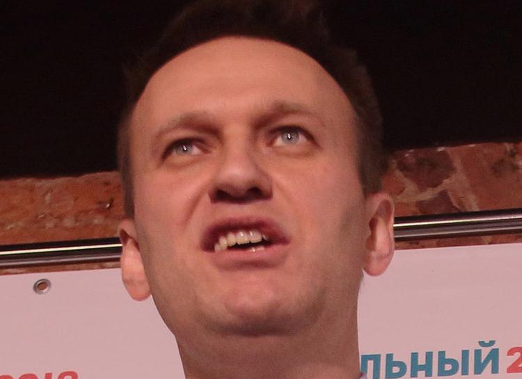 Алексея Навального облили зеленкой в Барнауле