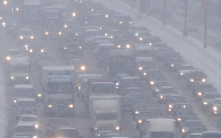 Московских водителей предупреждают об опасности на дорогах