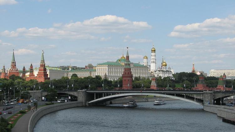На Кремлевской набережной из Москвы-реки выловили труп
