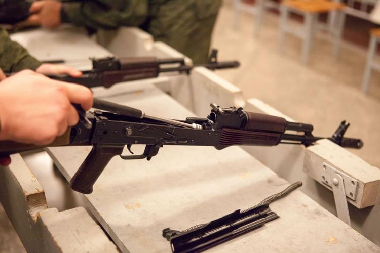 ФСБ задержала крупную группу торговцев оружием