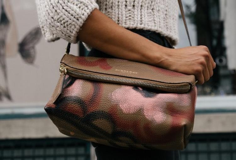 В Новосибирске дама придумала супер-сумочку для краж модной одежды