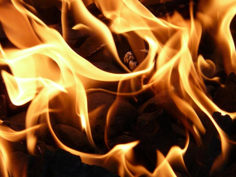 Ликвидирован крупный пожар на рынке в Махачкале