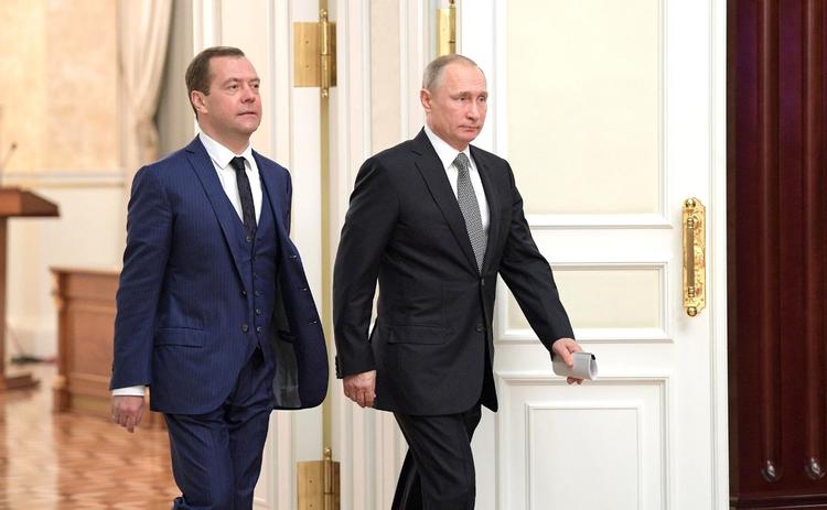 Опрос показал уровень доверия россиян Путину и Медведеву