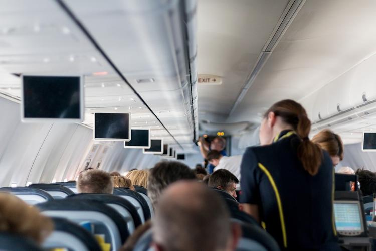 Тысячи стюардесс американской авиакомпании жалуются на аллергию из-за формы
