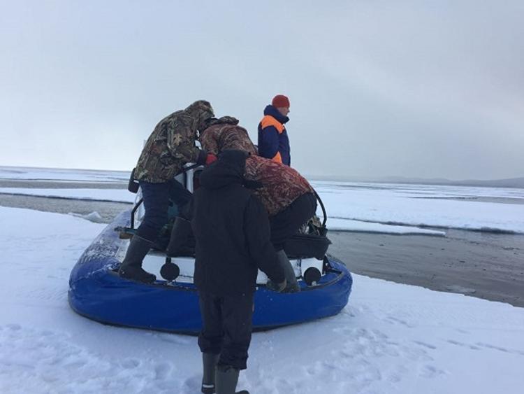 Рыболовов с детьми сняли со льдины