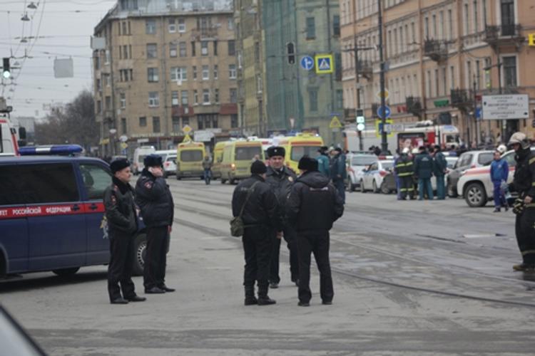 Полиция оцепила автобус в центре Санкт-Петербурга