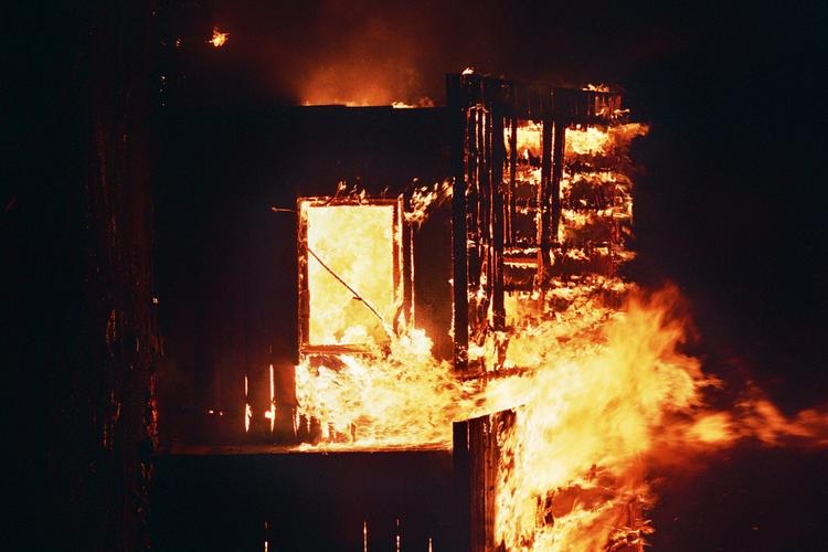 Сразу семь частных домов загорелись в Ленобласти