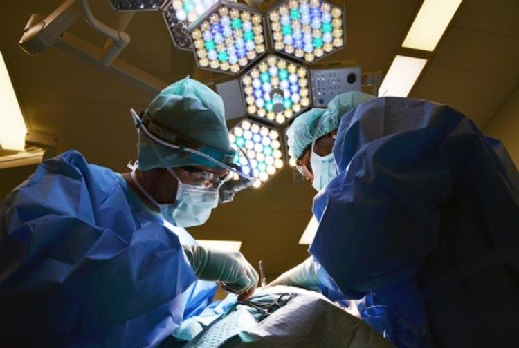 Хирургия по-китайски: мужчине спасли руку, пришив ее к ноге