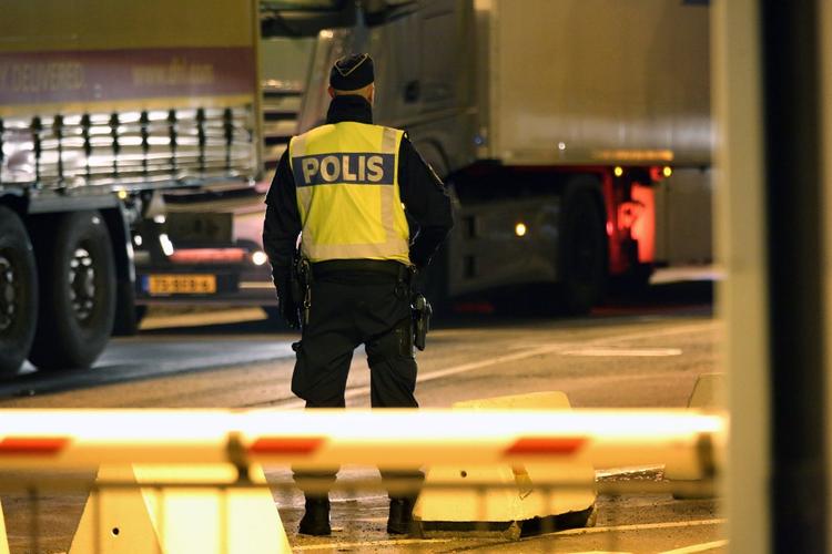 Опубликовано видео с места наезда грузовика на людей в Стокгольме (ВИДЕО)
