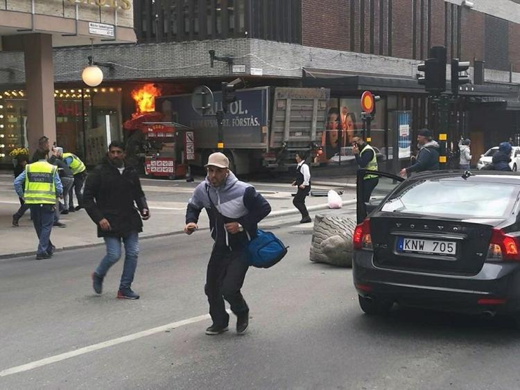 Несущийся по центру Стокгольма грузовик попал на видео (ВИДЕО)