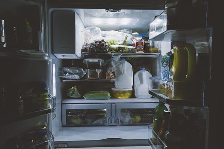 Почему люди ночью часто тянутся к холодильнику