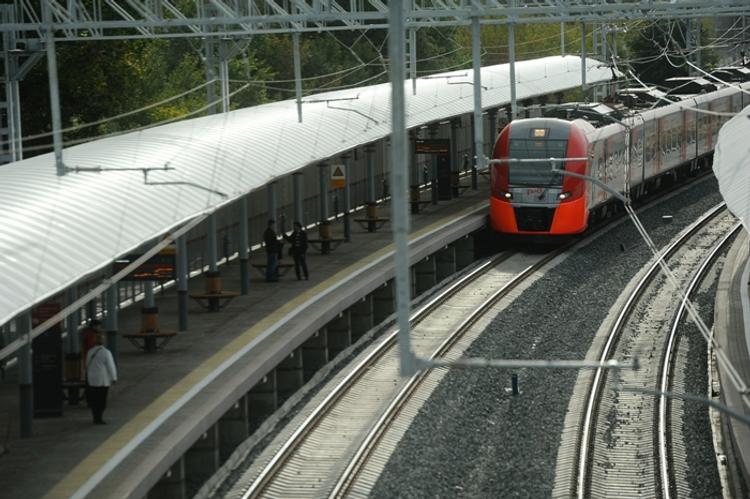 Поезд дальнего следования и электричка столкнулись в Москве