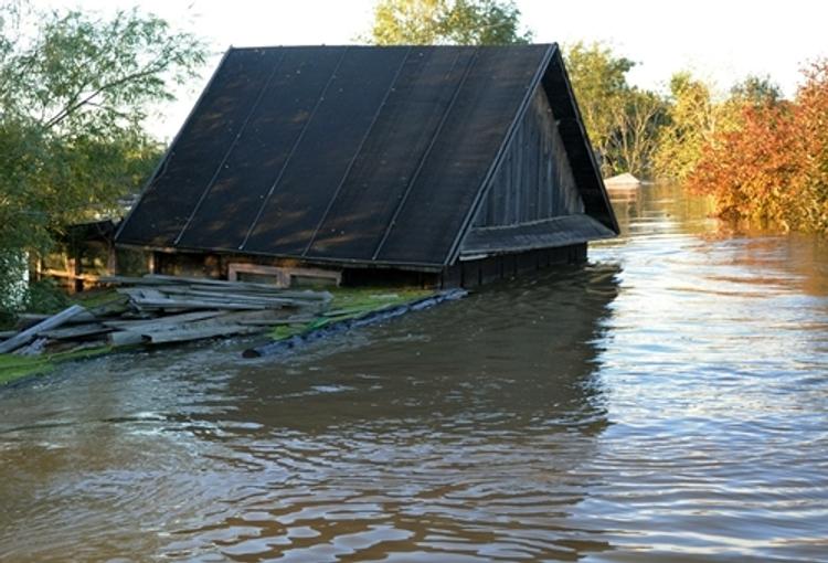 Российский паводок: под Тверью утонул дачный поселок