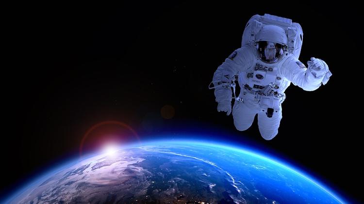 В небе над Москвой заметили гигантского космонавта