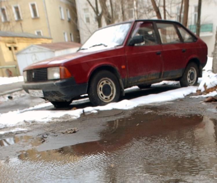 В Новосибирске появилась лужа, в которой тонут автомобили (ВИДЕО)