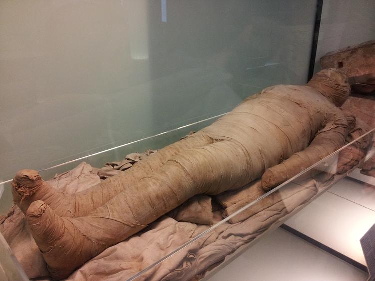 Представлены новые фотографии 1000-летней "мумии в кроссовках"