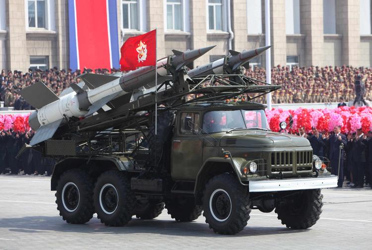 КНДР на военном параде показала свои ракеты