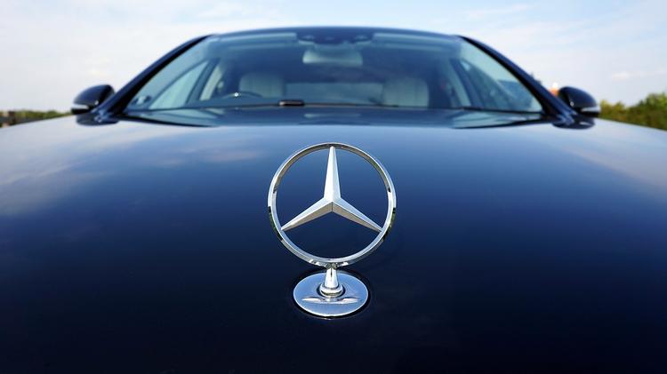 С парковки гипермаркета угнали Mercedes за 9,4 млн рублей