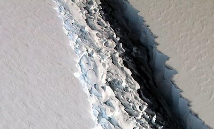 Шокирующую трещину на одном из крупнейших ледников Гренландии показало NASA
