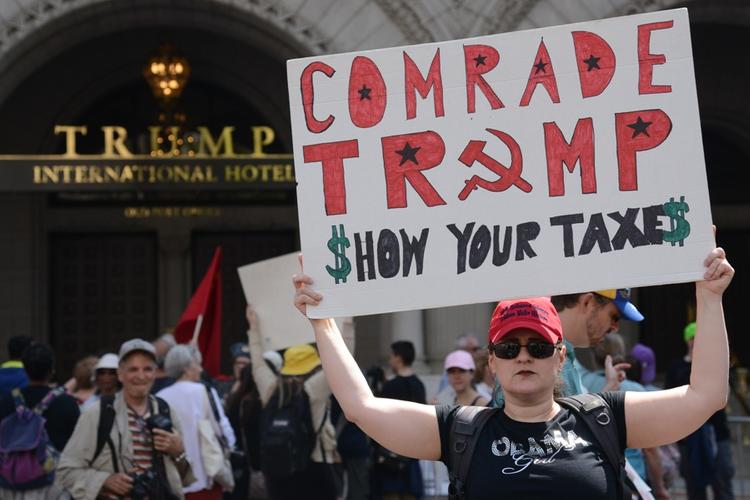 Тысячи протестующих потребовали от Трампа опубликовать налоговую декларацию