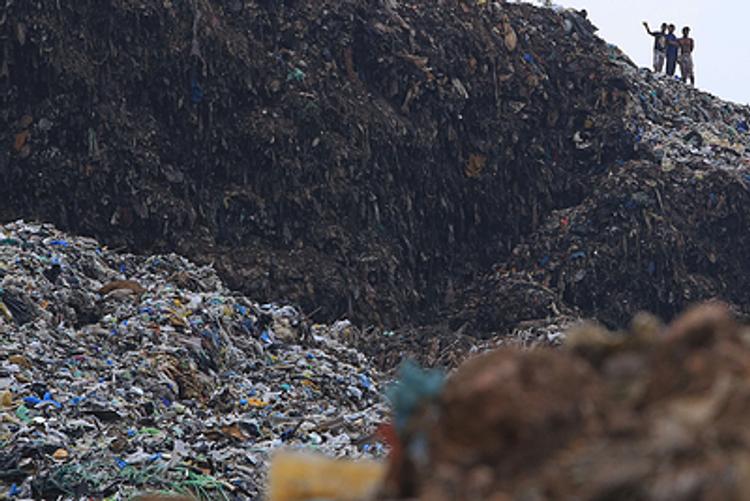 Количество жертв, погребенных лавиной мусора в столице Шри-Ланки, возросло