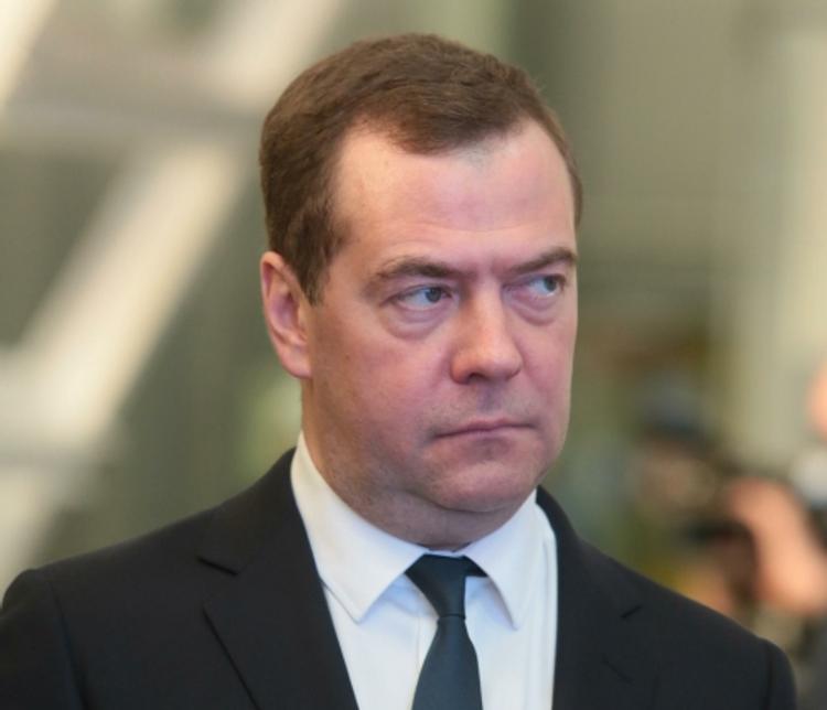 Медведев доложил Путину, что Россия понемногу слезает с "нефтяной иглы"