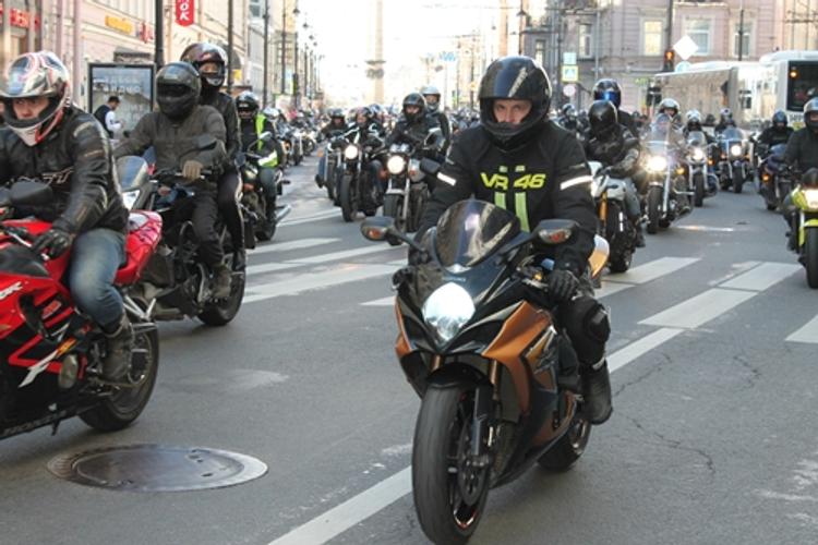 Депутаты "Единой России" хотят заставить мотоциклистов ездить строго по полосам