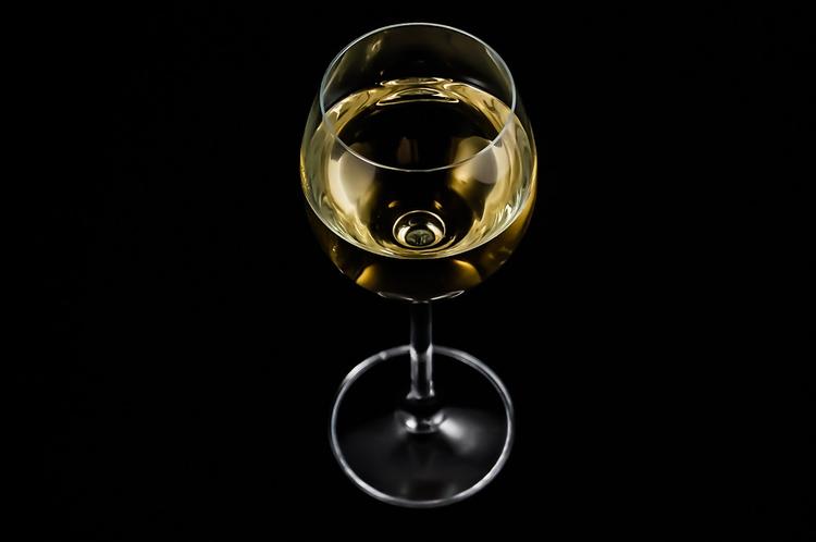 Ученые рассказали, чем опасны для женщин белое вино и ликеры