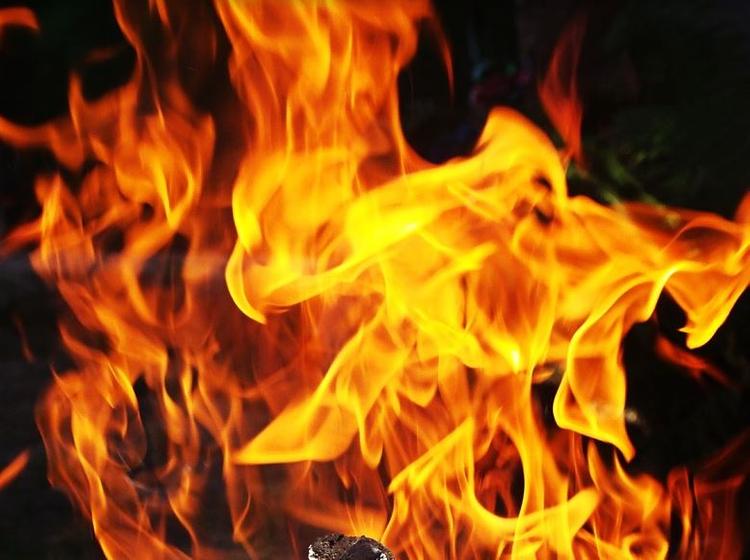 Неизвестный сжег в Ленобласти иномарки местных бизнесменов