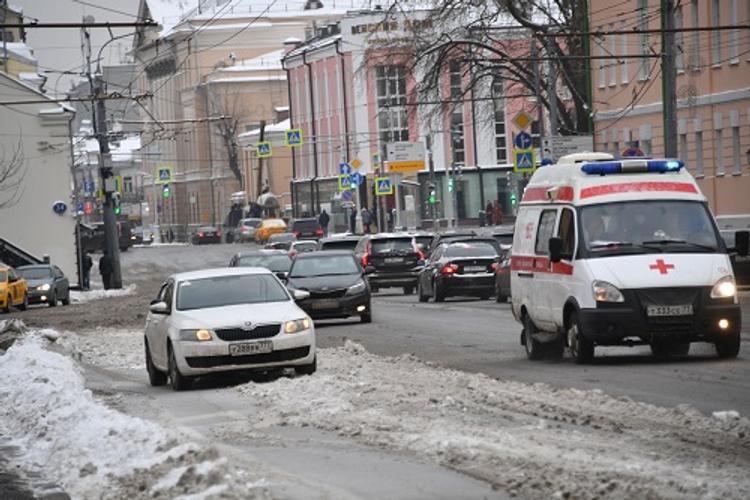 В Москве иномарка не пропустила детскую скорую, ехавшую на вызов (ВИДЕО)