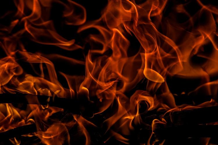 В Мурманской области при пожаре погибли двое детей и женщина