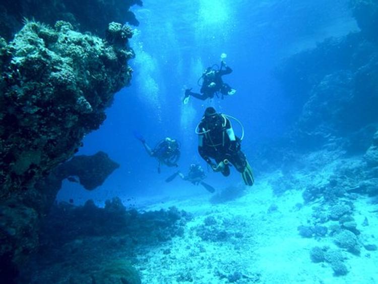 Два дайвера из России утонули во Французской Полинезии при спуске в пещеру