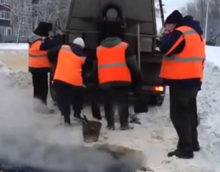 В Петербурге асфальт положили прямо в снег: ждут Путина, торопятся (ВИДЕО)